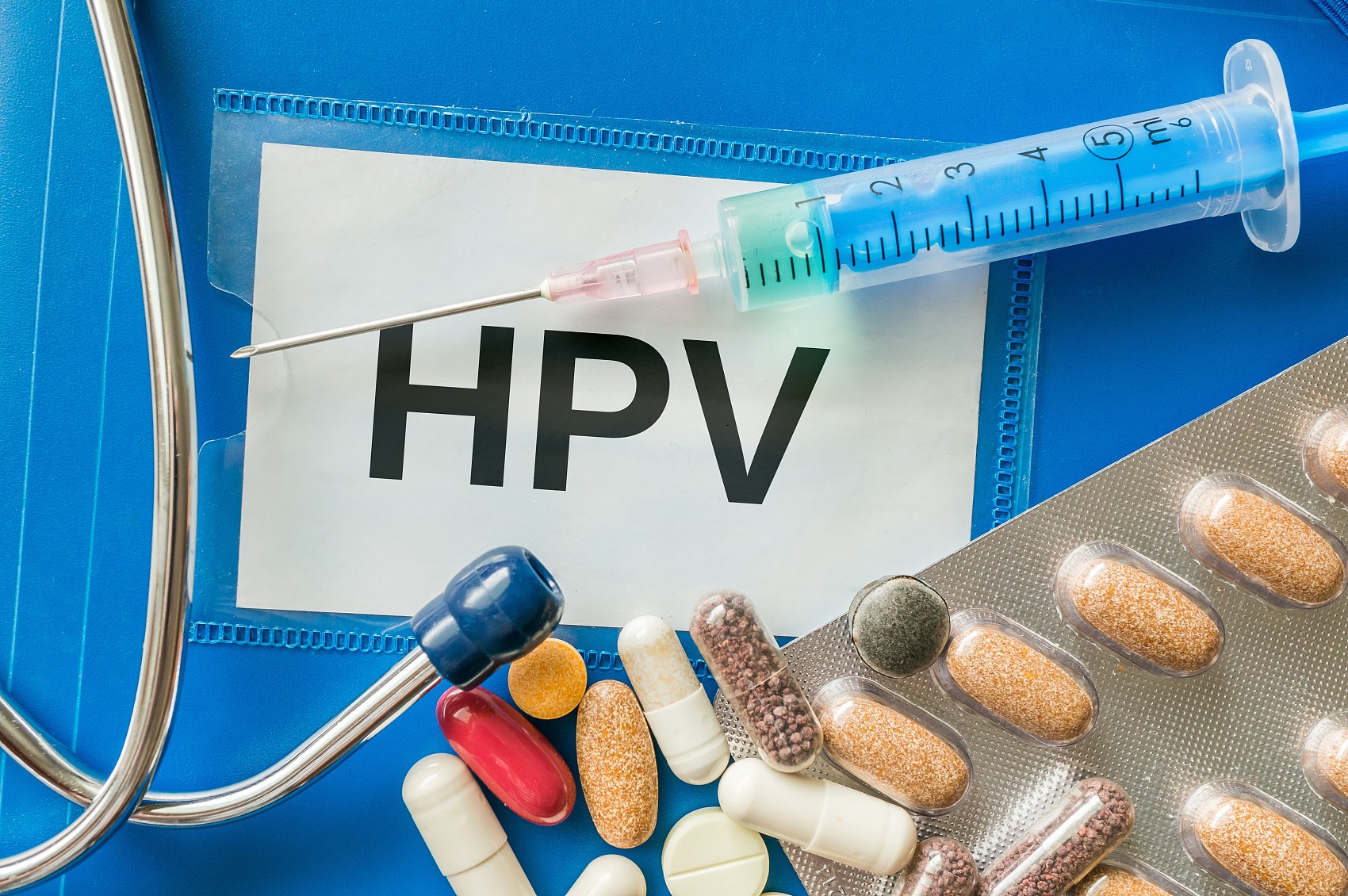 HPV病毒疾病概念。周?chē)泻芏嗨幫琛⒆⑸淦骱吐?tīng)診器。.jpg