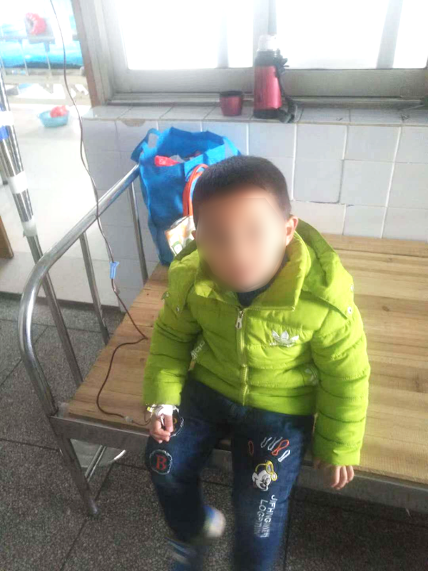 小時候的劉子杰在輸血（家屬提供）.png